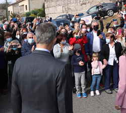 Sus Majestades los Reyes saludan al público a su llegada al Centro Rural Agrupado Mestra Clara Escuela de Pexegueiro